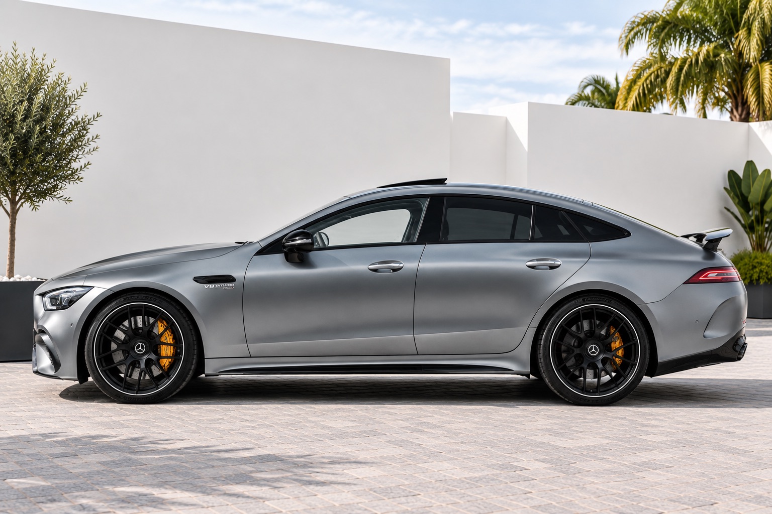 Mercedes-AMG GT 63 S külgvaates