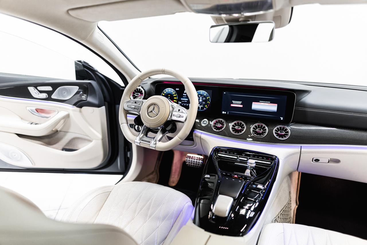 Mercedes-AMG GT 63 S hele salong ja juhikoht