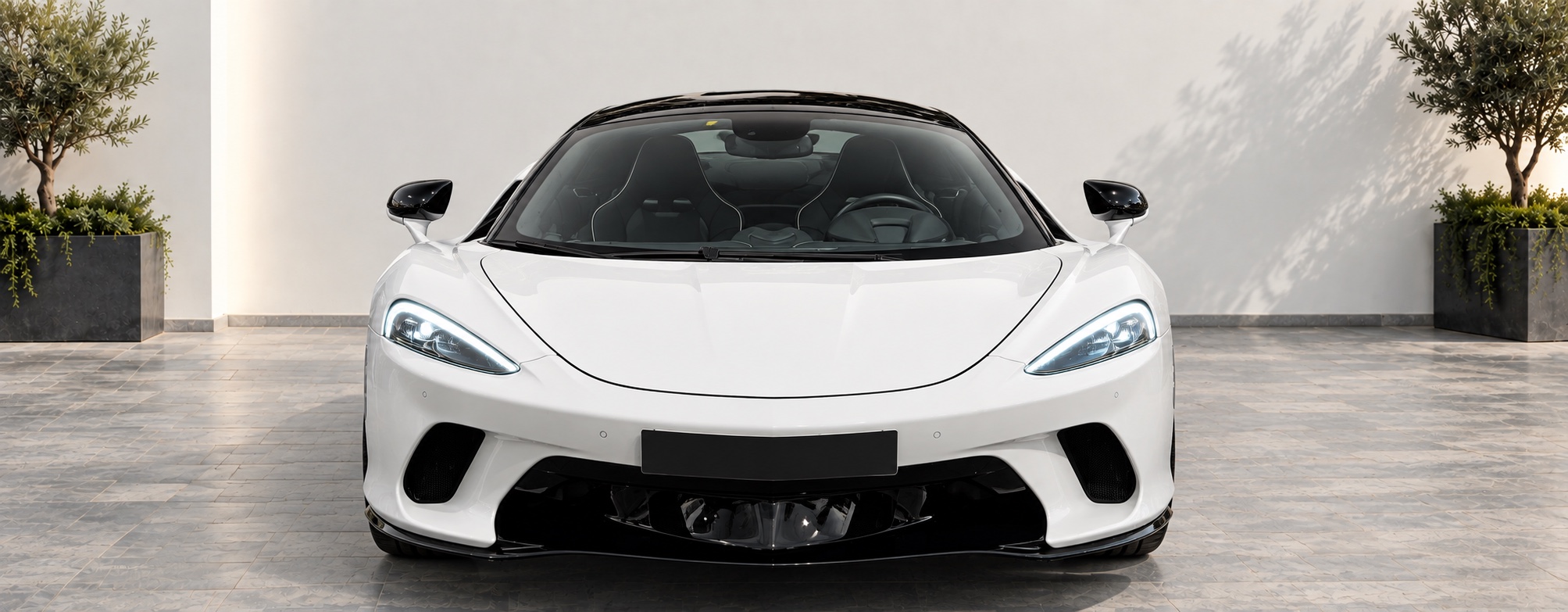 Valge McLaren GT otse eestvaates