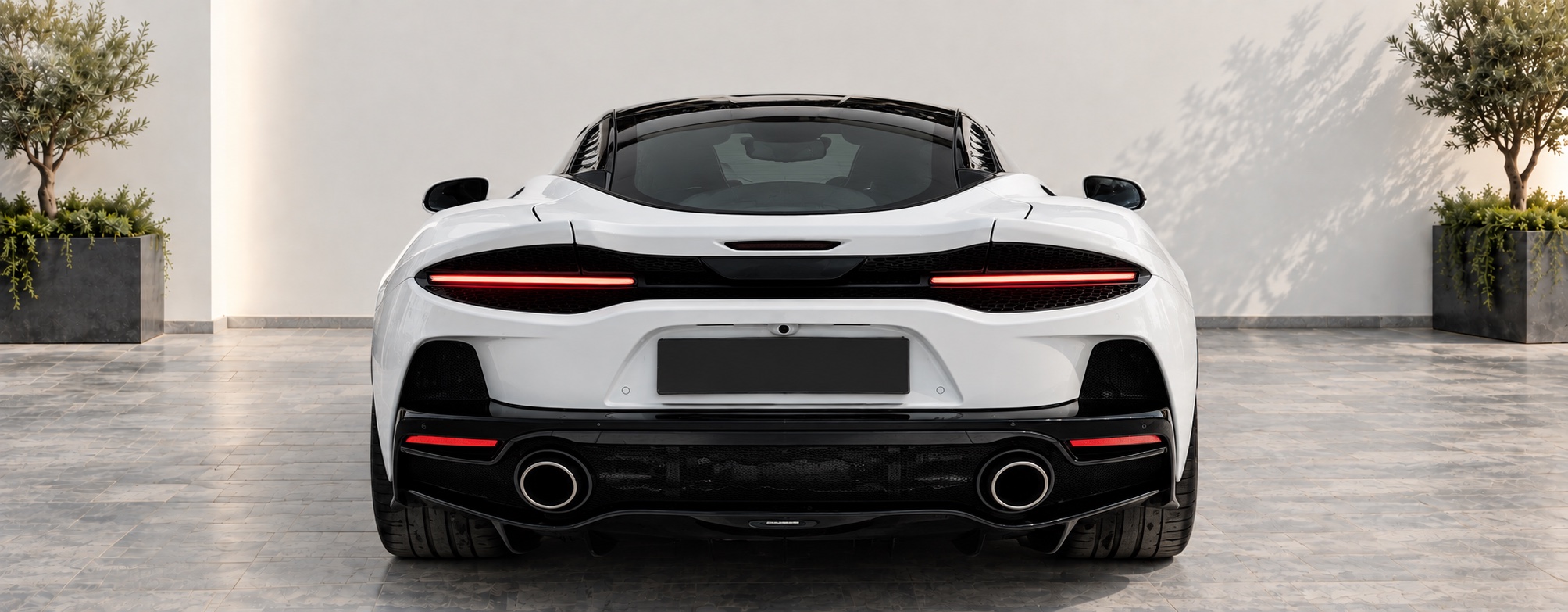 Valge McLaren GT tagantvaates