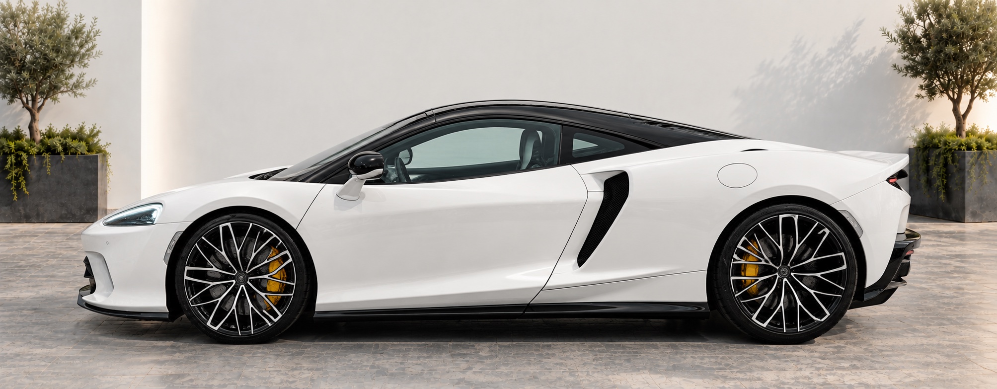 Valge McLaren GT külgvaates