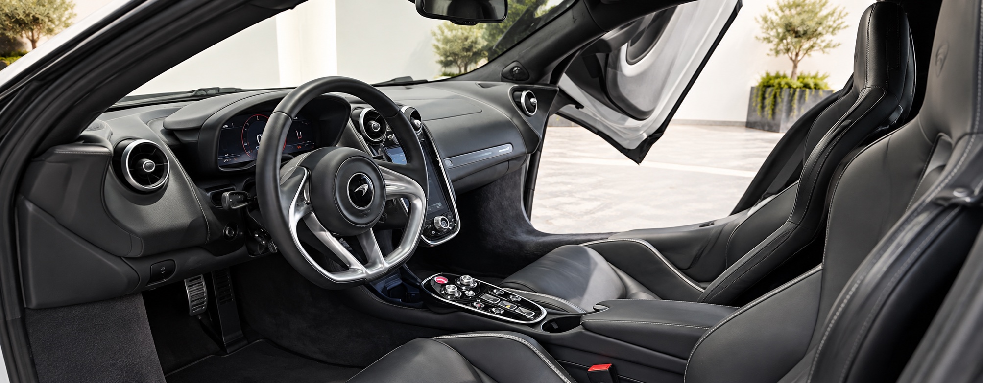 McLaren GT must nahksisu ja juhikoht