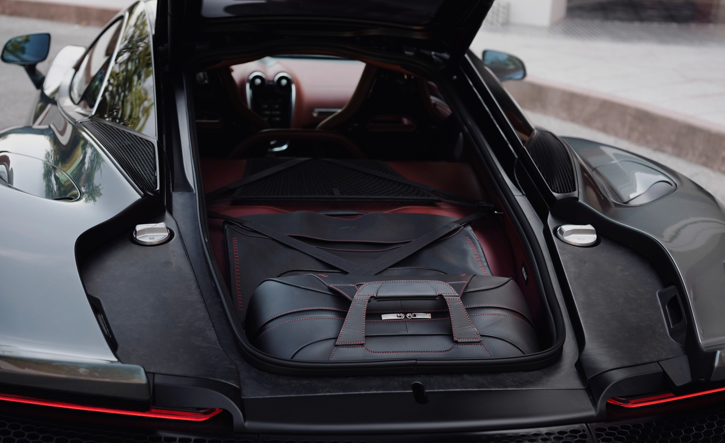 McLaren GT tagumine pagasiruum reisikottidega