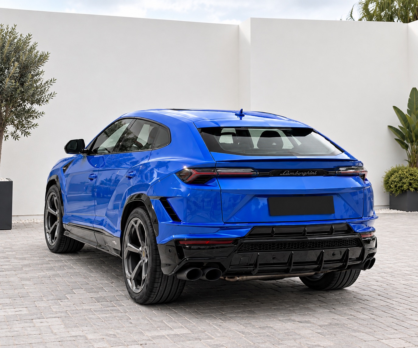 Sinine Lamborghini Urus S tagantvaates