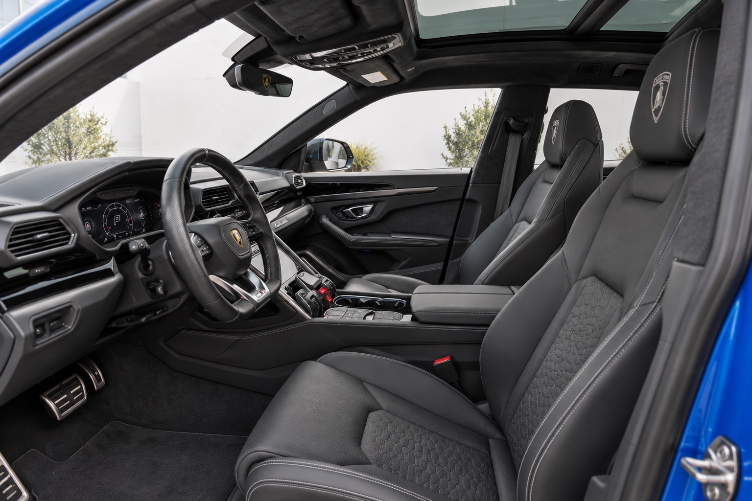 Lamborghini Urus S esiistmed ja juhikoht