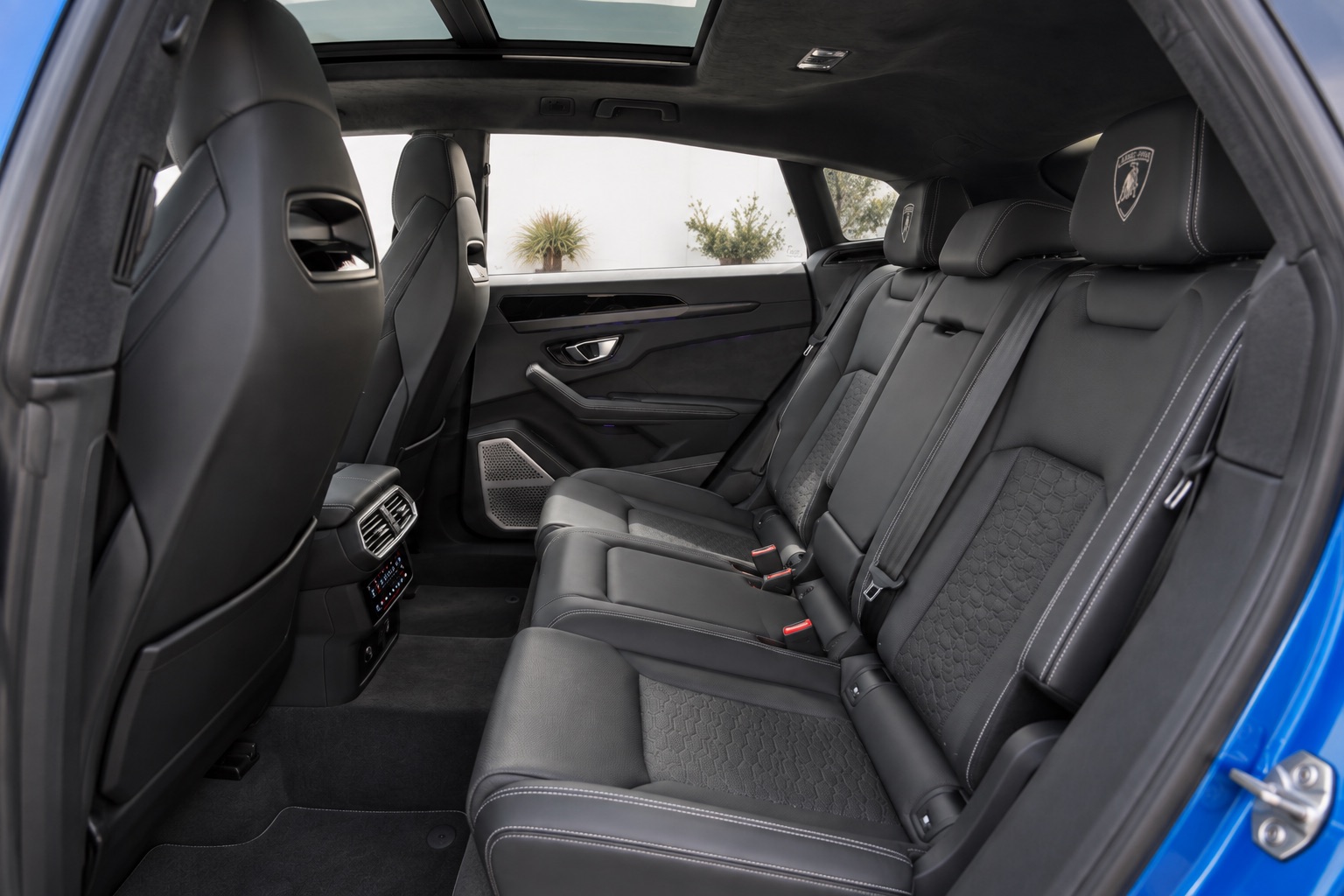 Lamborghini Urus S tagaistmed